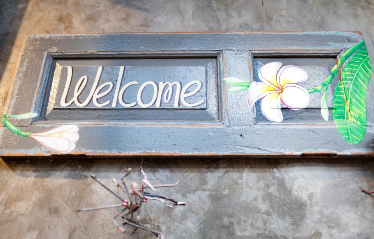 Check-In My Hostel Bangkok Exterior foto